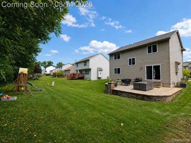 312 Dakota Lane, White Lake, MI 48386