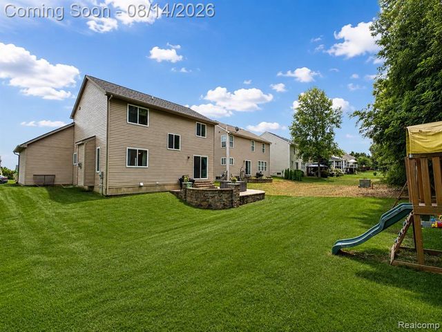 312 Dakota Lane, White Lake, MI 48386
