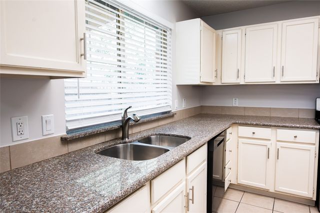 2558 Slaton Drive, Grand Prairie, TX 75052