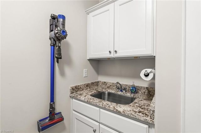 386 wentworth Drive, Winston-salem, NC 27107