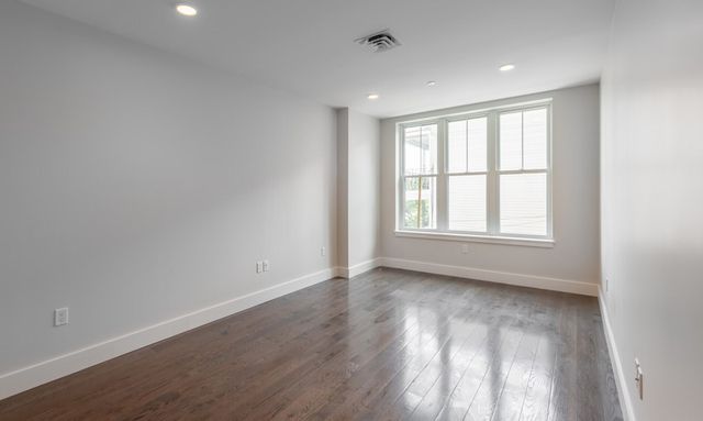 434 Mcgrath Highway 210, Somerville, MA 02143