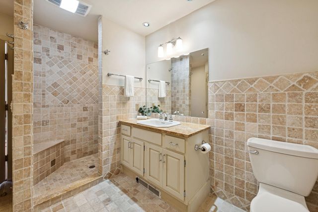 18213 Hermitage Way, Minnetonka, MN 55345