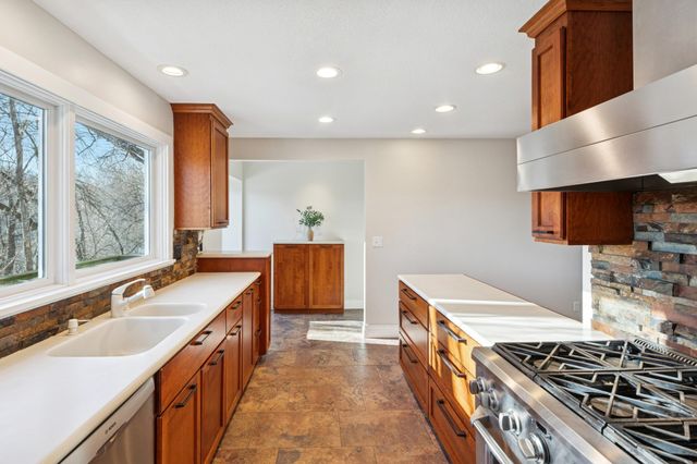 18213 Hermitage Way, Minnetonka, MN 55345