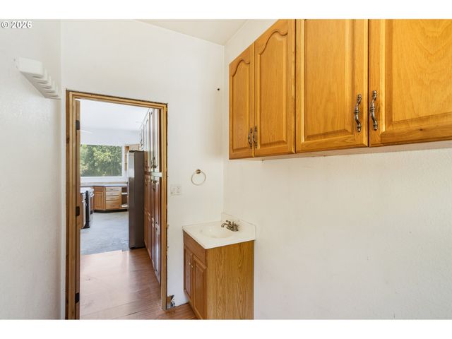 2755 E 38TH Ave, Eugene, OR 97405