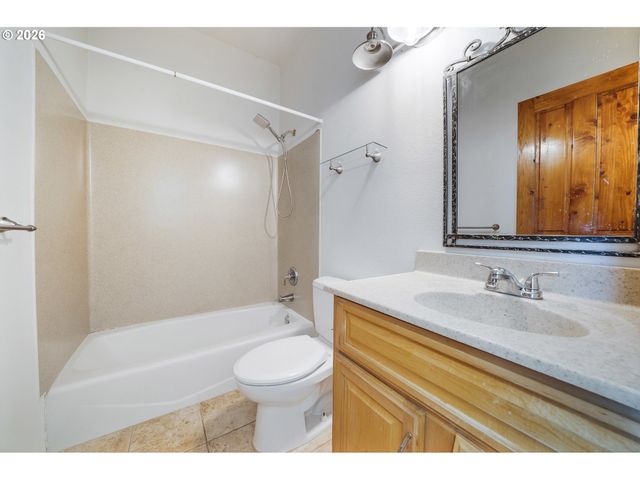 2755 E 38TH Ave, Eugene, OR 97405
