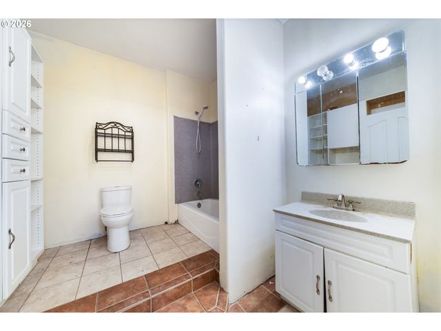 2755 E 38TH Ave, Eugene, OR 97405