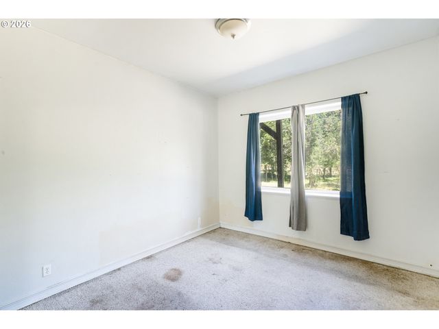 2755 E 38TH Ave, Eugene, OR 97405