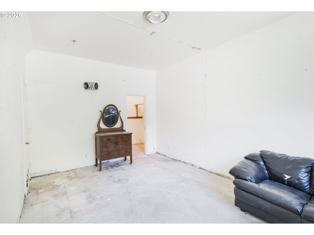 2755 E 38TH Ave, Eugene, OR 97405