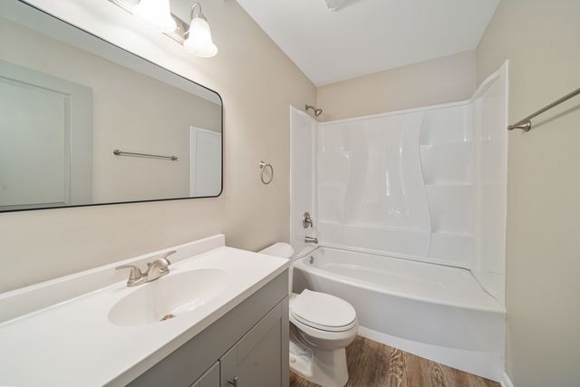 5 S Virginia Road 8, Crystal Lake, IL 60014