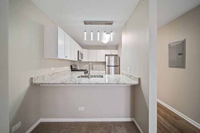 5 S Virginia Road 8, Crystal Lake, IL 60014