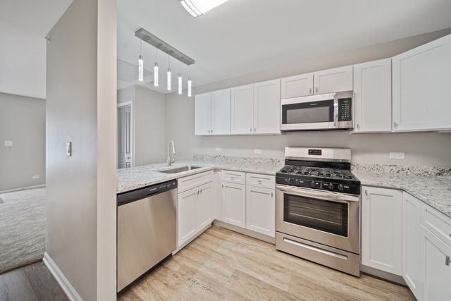 5 S Virginia Road 8, Crystal Lake, IL 60014