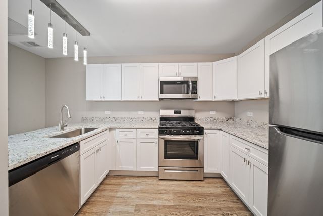 5 S Virginia Road 8, Crystal Lake, IL 60014