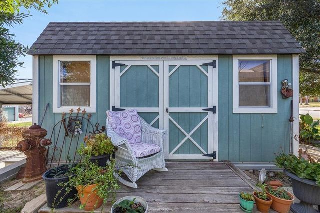 207 S Hill Street, Caldwell, TX 77836