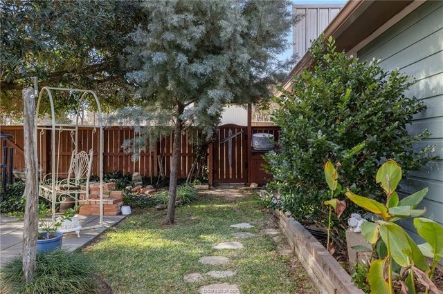 207 S Hill Street, Caldwell, TX 77836