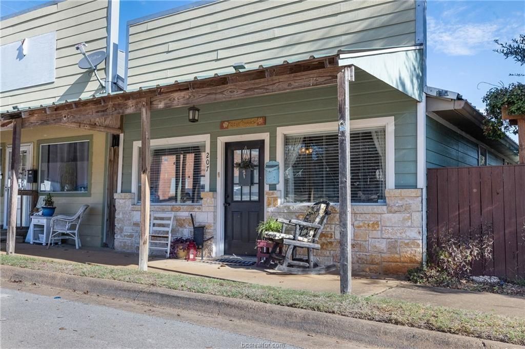 207 S Hill Street, Caldwell, TX 77836