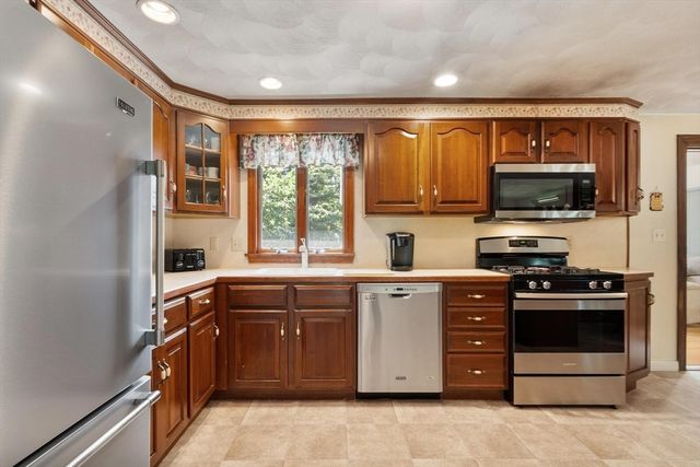 22 Northgate Rd, Tewksbury, MA 01876