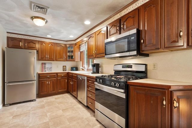 22 Northgate Rd, Tewksbury, MA 01876