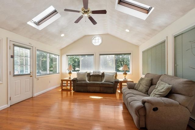 22 Northgate Rd, Tewksbury, MA 01876