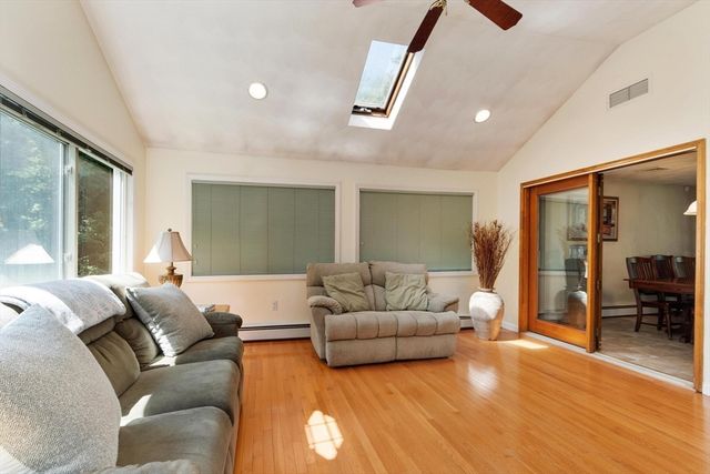 22 Northgate Rd, Tewksbury, MA 01876