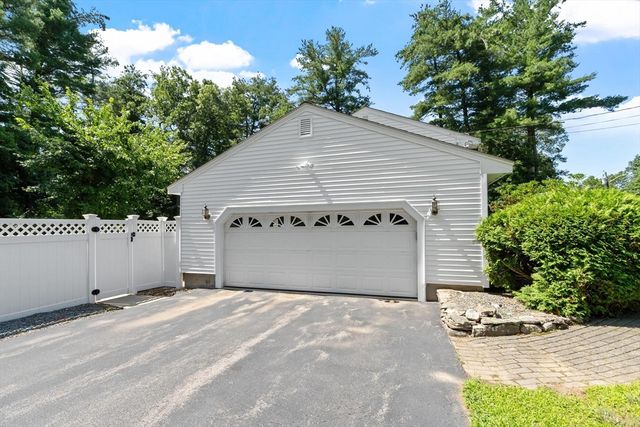 22 Northgate Rd, Tewksbury, MA 01876