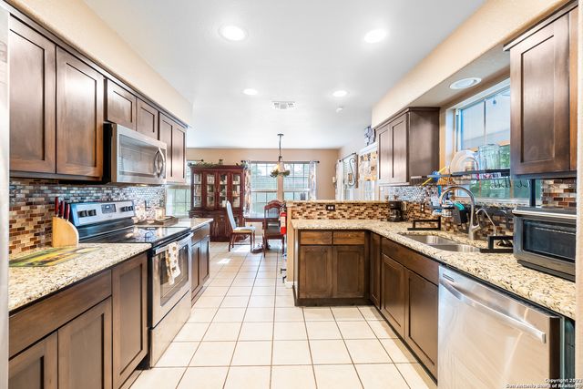 90 NINE PATCH DR, Poteet, TX 78065