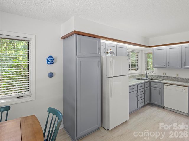 132 Cloverleaf Lane, Asheville, NC 28803