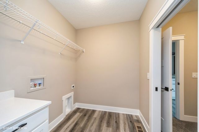 7040 Lake Ridge Avenue, Des Moines, IA 50320