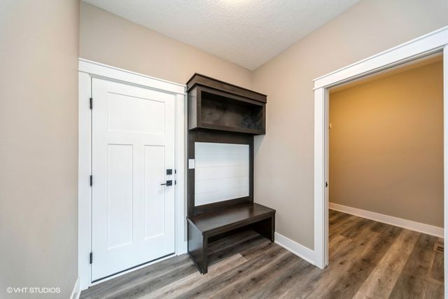 7040 Lake Ridge Avenue, Des Moines, IA 50320