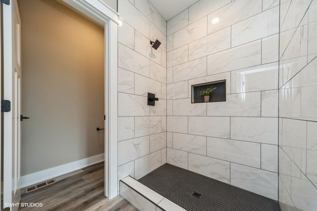 7040 Lake Ridge Avenue, Des Moines, IA 50320