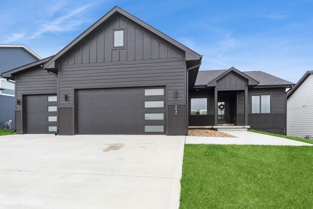 7040 Lake Ridge Avenue, Des Moines, IA 50320