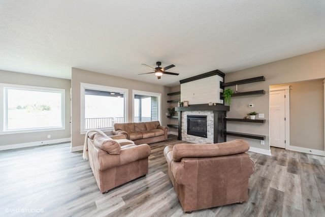 7040 Lake Ridge Avenue, Des Moines, IA 50320