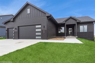 7040 Lake Ridge Avenue, Des Moines, IA 50320