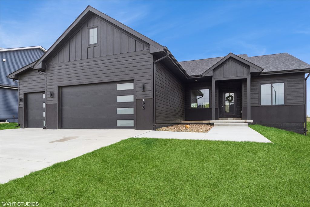 7040 Lake Ridge Avenue, Des Moines, IA 50320