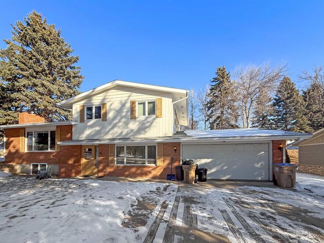 2012 Ida Mae Ct, Minot, ND 58703