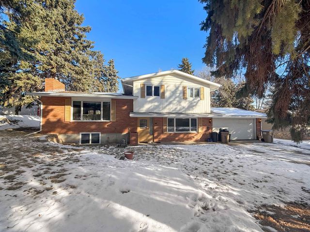 2012 Ida Mae Ct, Minot, ND 58703