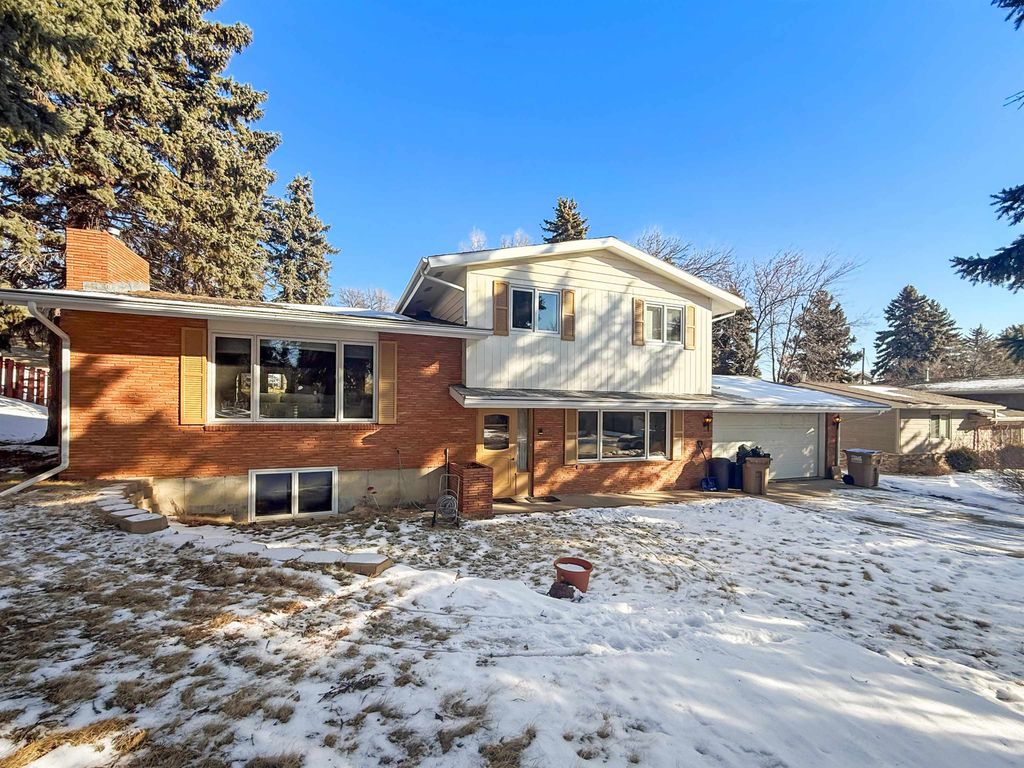 2012 Ida Mae Ct, Minot, ND 58703