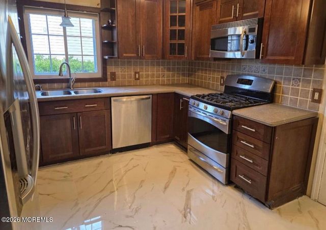 327 Roosevelt Avenue, Oakhurst, NJ 07755