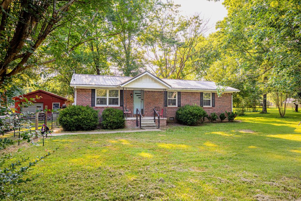 190 Blackwell Dr, Hohenwald, TN 38462
