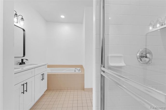 4392 Gateway Circle, West Bloomfield, MI 48322