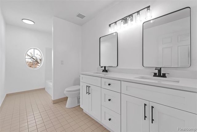 4392 Gateway Circle, West Bloomfield, MI 48322