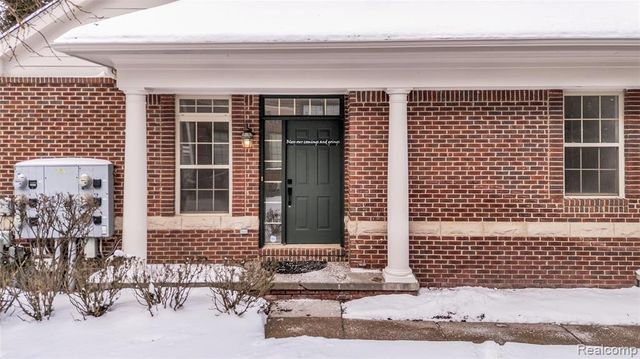 4392 Gateway Circle, West Bloomfield, MI 48322