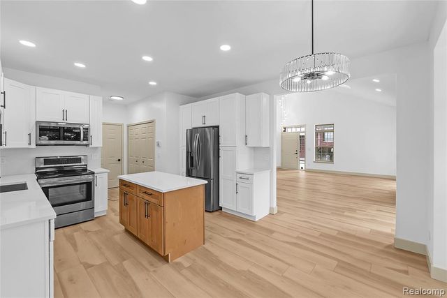 4392 Gateway Circle, West Bloomfield, MI 48322