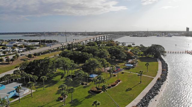 5 Harbour Isle Drive E 202, Fort Pierce, FL 34949