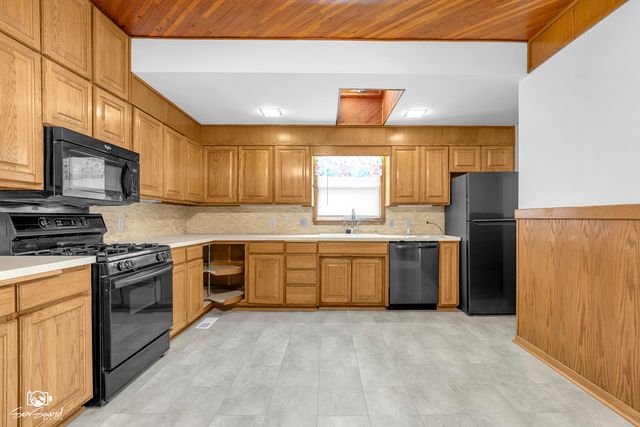 878 S Wildwood Avenue, Kankakee, IL 60901