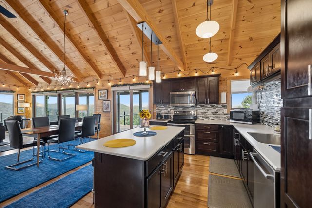 175 Bullet Mountain Dr, Tellico Plains, TN 37385