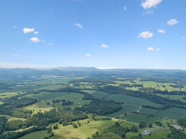 175 Bullet Mountain Dr, Tellico Plains, TN 37385