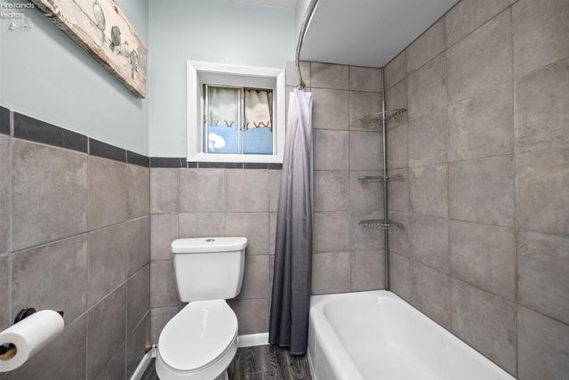 N 1009 5th Street, Fremont, OH 43420