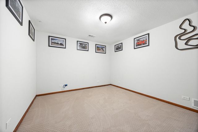 10 Elm Street, Hawthorn Woods, IL 60047