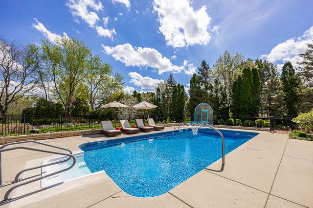 10 Elm Street, Hawthorn Woods, IL 60047