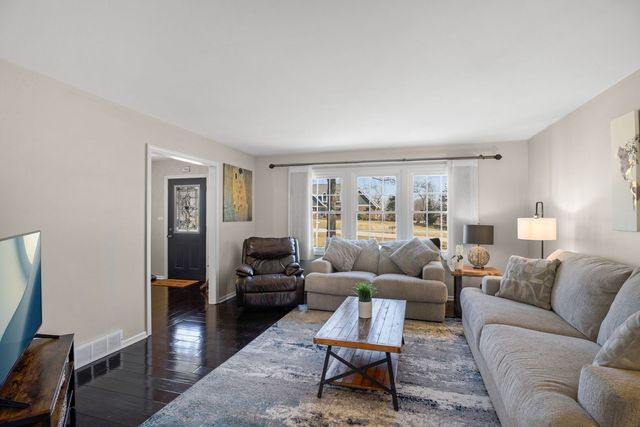 27942 N Lakeview Circle, Mchenry, IL 60051